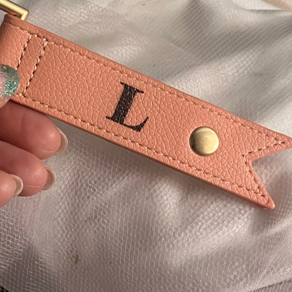 NIP! 💕Thirty-one 💕 Coral Peach Smooth Pebble Cord Wrap Keychain. Initial: L - Picture 3 of 10